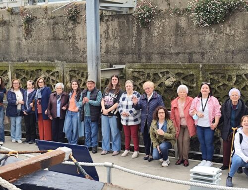 Puerto de Vigo: Un grupo de AFAGA visita el Nautilus dentro del proyecto ‘Velas por el Alzheimer’