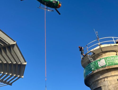 Vigo: The Port Authority renews the Cíes lighthouse beacon following a spectacular aerial operation